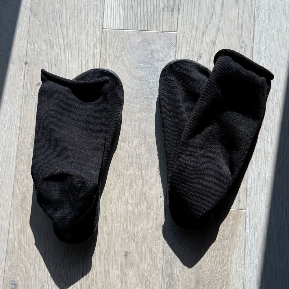 Yeezy Pods - Picture 4 of 11